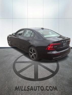 2024 Volvo S60 B5 Plus Dark Theme