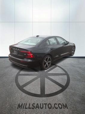 2024 Volvo S60 B5 Plus Dark Theme