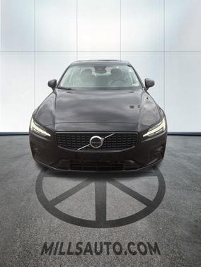 2024 Volvo S60 B5 Plus Dark Theme