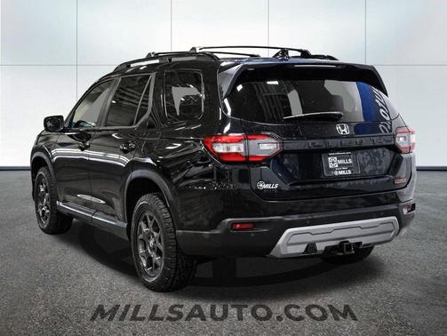 Crystal Black Pearl 2024 Honda Pilot TrailSport