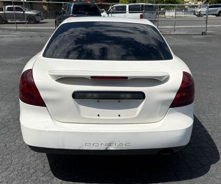 white 2006 Pontiac Grand Prix GT