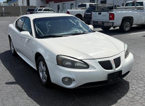 white 2006 Pontiac Grand Prix GT