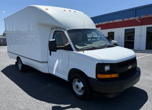 white 2017 Chevrolet Express 3500 Work Van