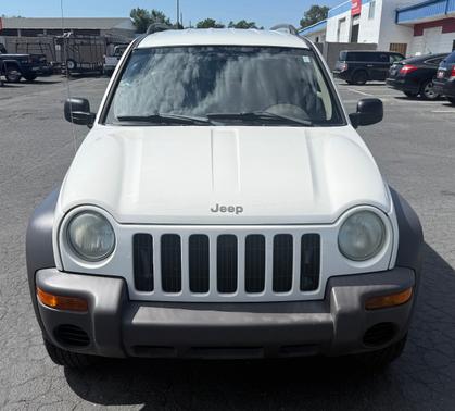 white 2004 Jeep Liberty Sport