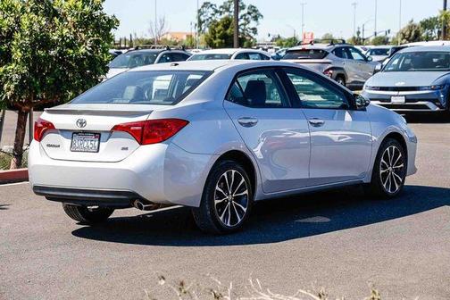 Classic Silver Metallic 2017 Toyota Corolla SE