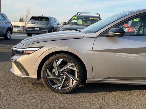 2025 Hyundai ELANTRA HEV SEL