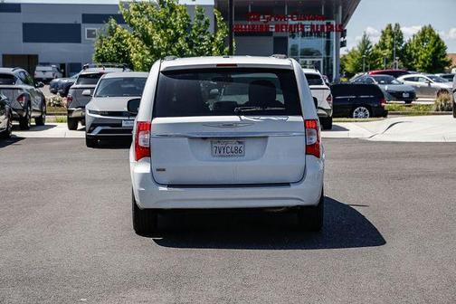 Bright White Clearcoat 2016 Chrysler Town & Country Touring