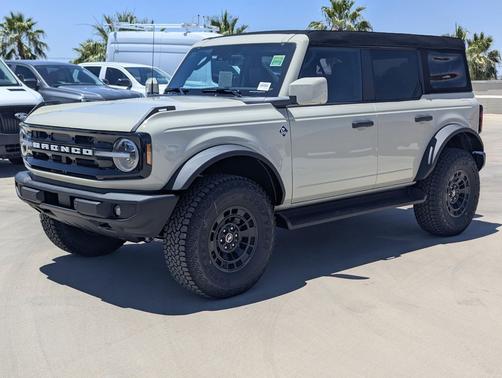 Desert Sand 2026 Ford Bronco Outer Banks