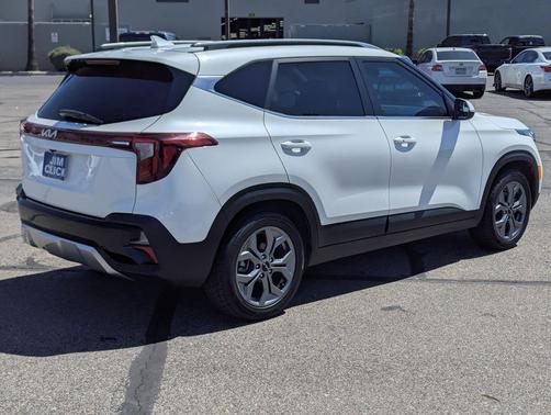 Snow White Pearl 2024 Kia Seltos S