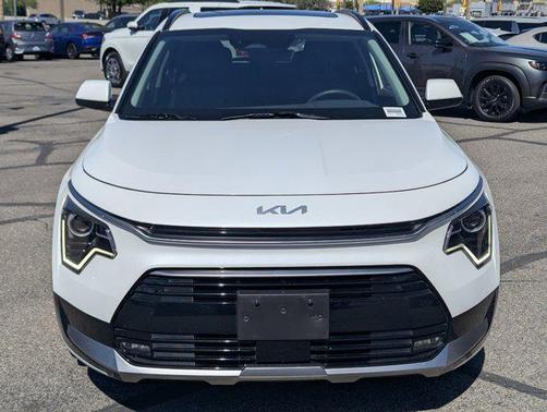 Snow White Pearl 2023 Kia Niro Touring