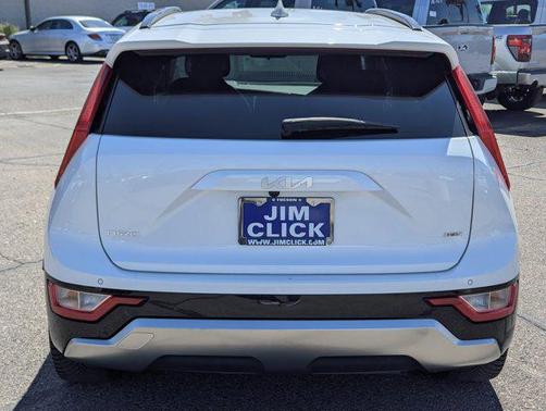 Snow White Pearl 2023 Kia Niro Touring