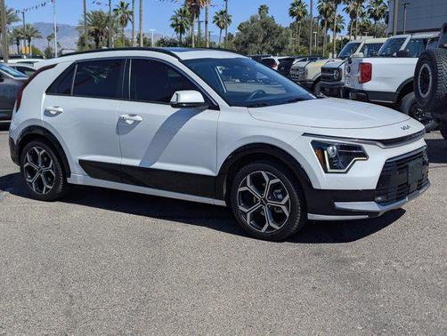 Snow White Pearl 2023 Kia Niro Touring