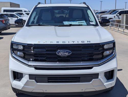 Star White Metallic Tri-Coat 2026 Ford Expedition Max Platinum