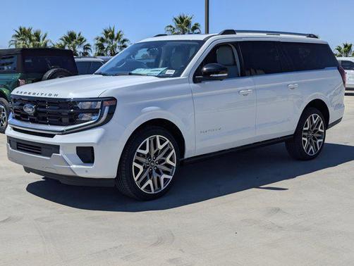 Star White Metallic Tri-Coat 2026 Ford Expedition Max Platinum
