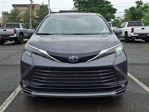 Magnetic Gray Metallic 2025 Toyota Sienna XLE