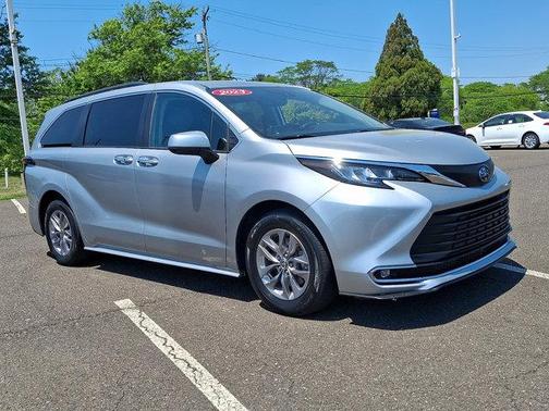 Celestial Silver Metallic 2023 Toyota Sienna XLE