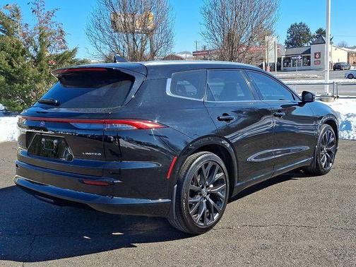 2025 Toyota Crown Signia LIMITED