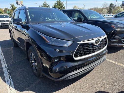 Gray 2025 Toyota Highlander XLE