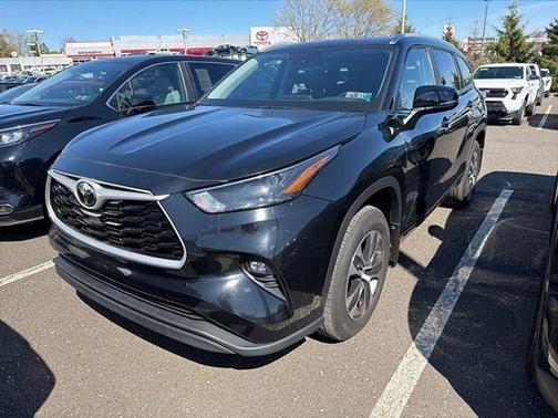 Midnight Black Metallic 2025 Toyota Highlander XLE