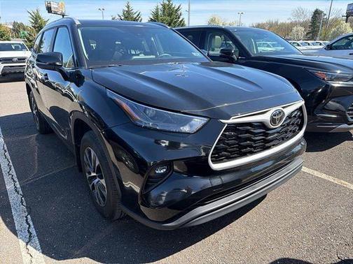 Midnight Black Metallic 2025 Toyota Highlander XLE