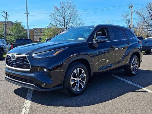 Midnight Black Metallic 2025 Toyota Highlander XLE