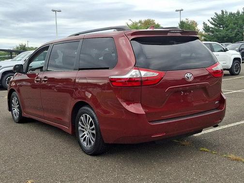 Salsa Red Pearl 2018 Toyota Sienna XLE