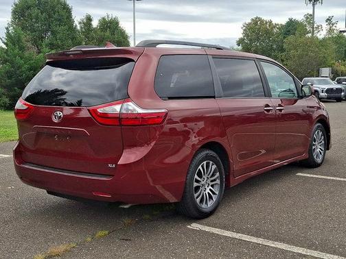 Salsa Red Pearl 2018 Toyota Sienna XLE