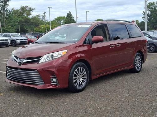 Salsa Red Pearl 2018 Toyota Sienna XLE