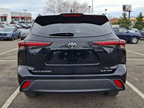 Midnight Black Metallic 2025 Toyota Highlander XLE