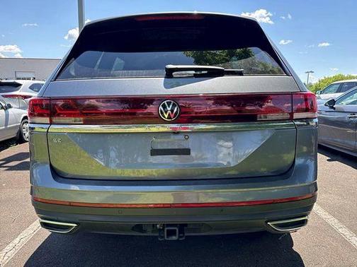 Platinum Gray Metallic 2025 Volkswagen Atlas 2.0T SE w/Technology