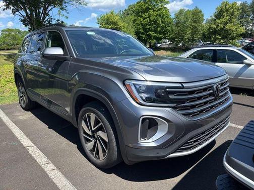 Platinum Gray Metallic 2025 Volkswagen Atlas 2.0T SE w/Technology