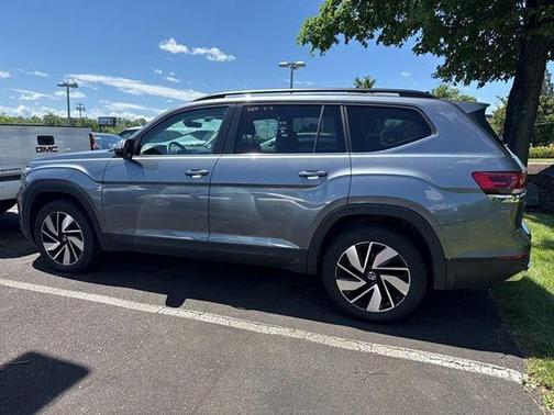 Platinum Gray Metallic 2025 Volkswagen Atlas 2.0T SE w/Technology