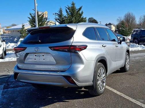 Celestial Silver Metallic 2024 Toyota Highlander Platinum