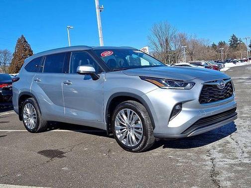 Celestial Silver Metallic 2024 Toyota Highlander Hybrid Platinum