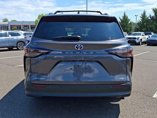 Magnetic Gray Metallic 2025 Toyota Sienna XLE