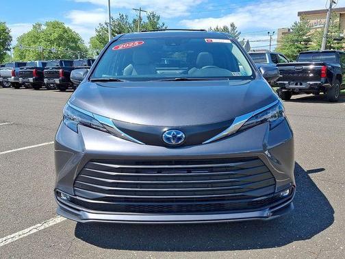 Magnetic Gray Metallic 2025 Toyota Sienna XLE