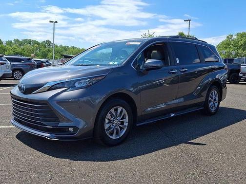 Magnetic Gray Metallic 2025 Toyota Sienna XLE