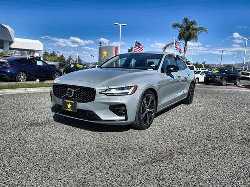 2024 Volvo S60 B5 Plus Dark Theme