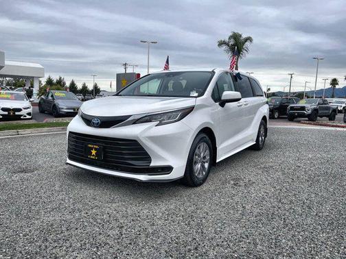 2023 Toyota Sienna LE