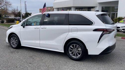 2023 Toyota Sienna LE