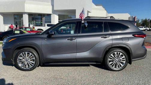 2023 Toyota Highlander Hybrid Platinum