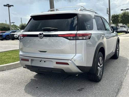2025 Nissan Pathfinder SL