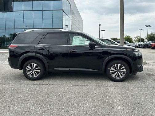 2025 Nissan Pathfinder SL
