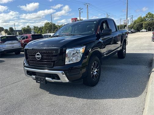 2023 Nissan Titan SV