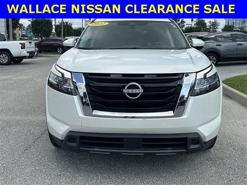 2022 Nissan Pathfinder SV
