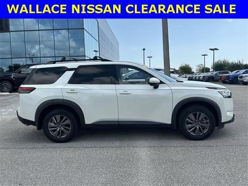 2022 Nissan Pathfinder SV