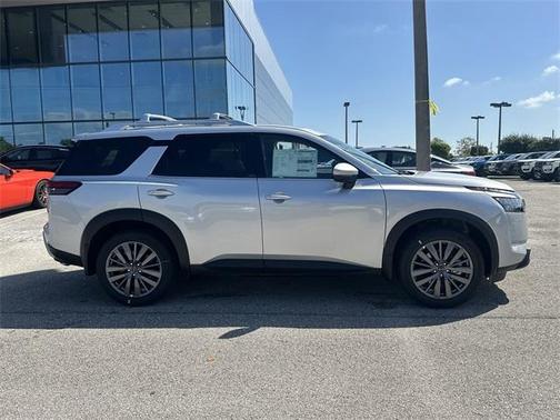 2025 Nissan Pathfinder SL
