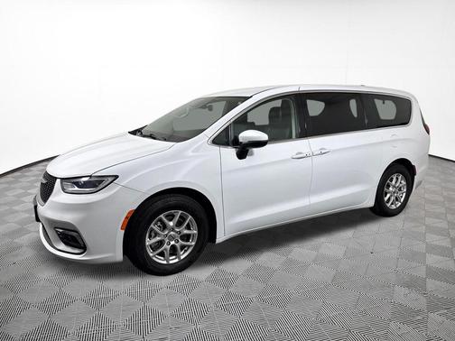 Bright White Clearcoat 2023 Chrysler Pacifica Touring L