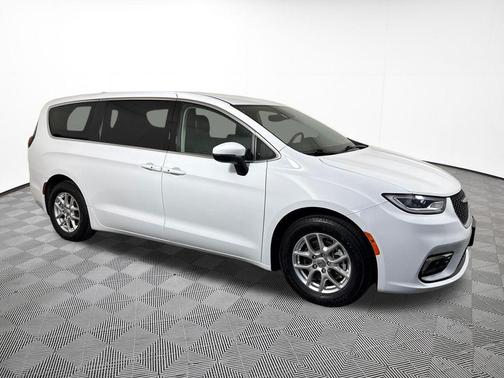 Bright White Clearcoat 2023 Chrysler Pacifica Touring L