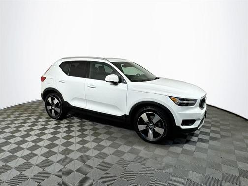2020 Volvo XC40 T5 Momentum